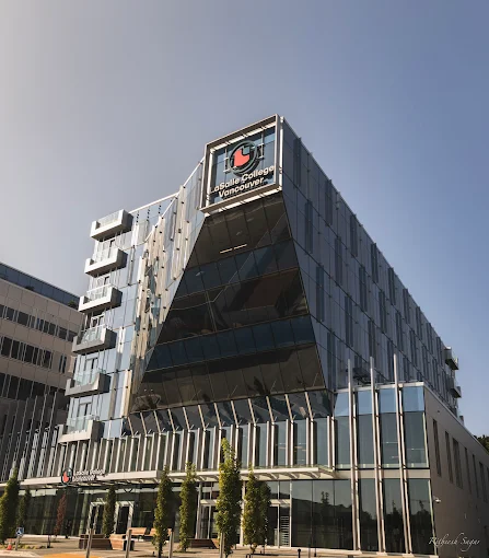 LaSalle College (Campus) / Kaslo Renfrew District