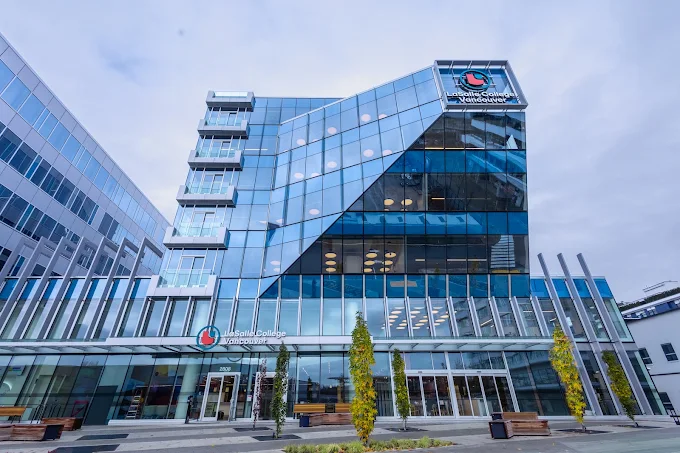 LaSalle College (Campus) / Kaslo Renfrew District