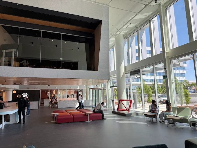 LaSalle College (Campus) / Kaslo Renfrew District